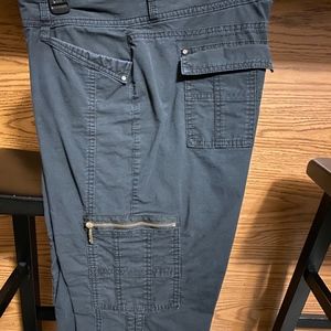 Cargo capri jeans, zippered pockets